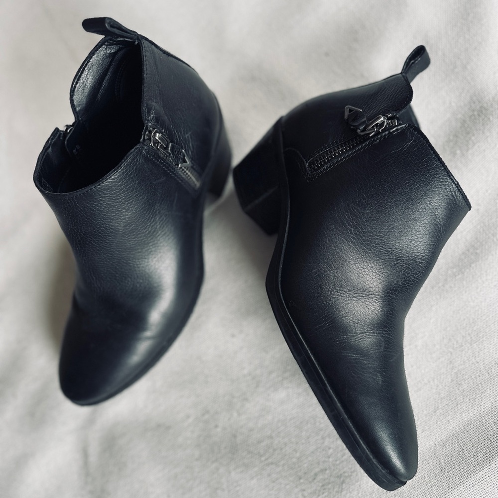 VIONIC Cecily Waterproof Black Leather Ankle Boots | Women’s size 8